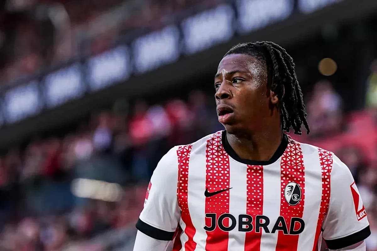 Jugador de fútbol en uniforme del SC Freiburg