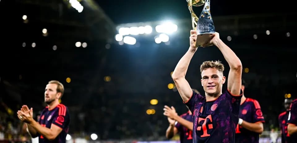 Jugador levantando el trofeo en celebración