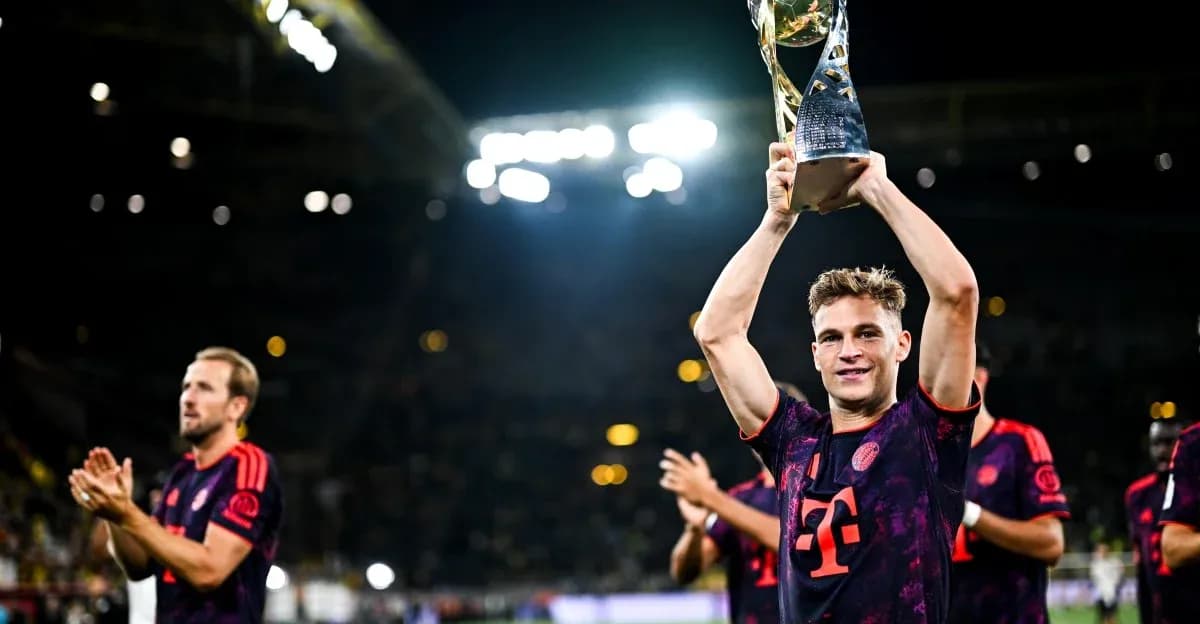 Jugador levantando el trofeo en celebración