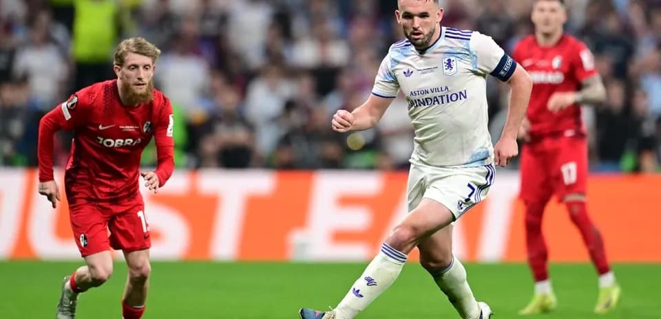 Jugador de Aston Villa en acción durante partido
