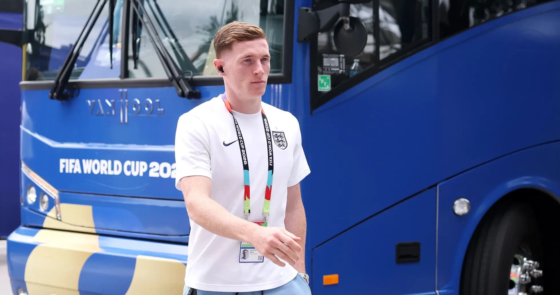 Jugador caminando junto al autobús del Mundial 2026
