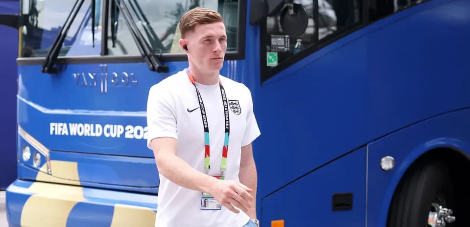 Jugador caminando junto al autobús del Mundial 2026