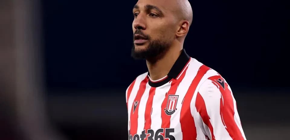 Jugador de Stoke City con camiseta roja y blanca
