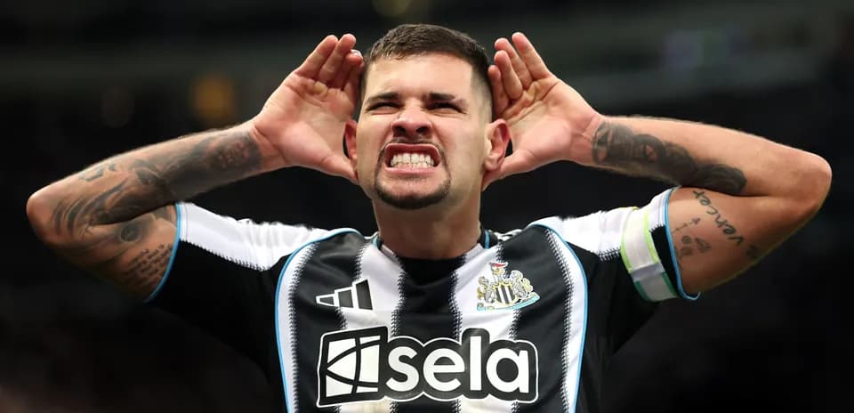 Jugador de Newcastle celebrando con las manos en las orejas
