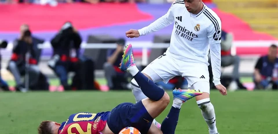 Jugador de Barcelona cae tras entrada del jugador de Madrid
