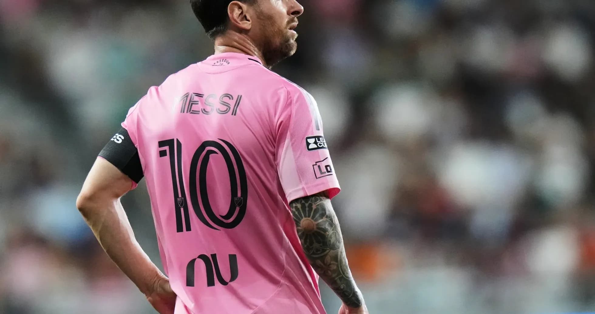 Lionel Messi en camiseta rosa durante el partido