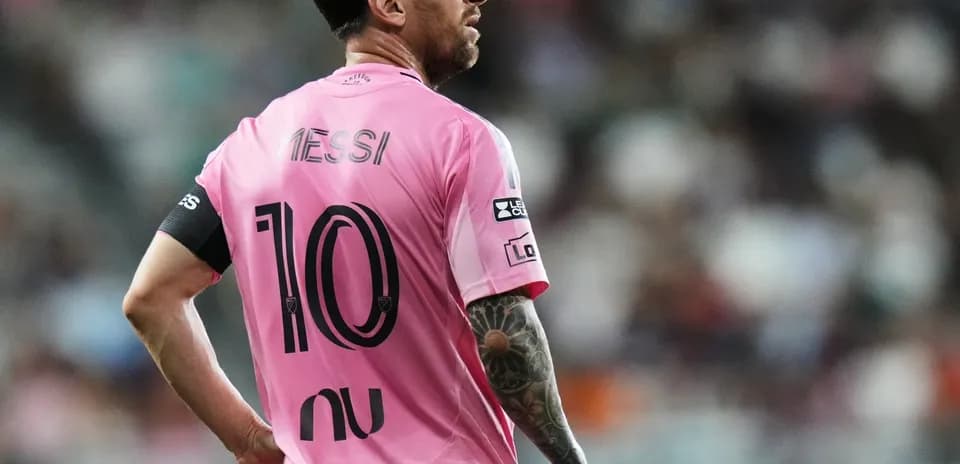 Lionel Messi en camiseta rosa durante el partido