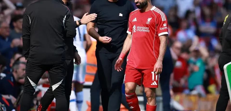 Mohamed Salah saliendo del campo con personal médico