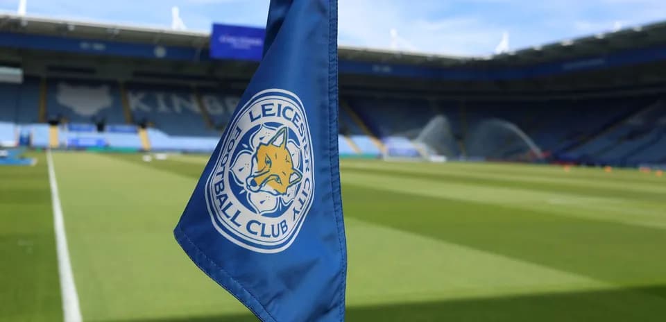Esquina de campo con bandera de Leicester City