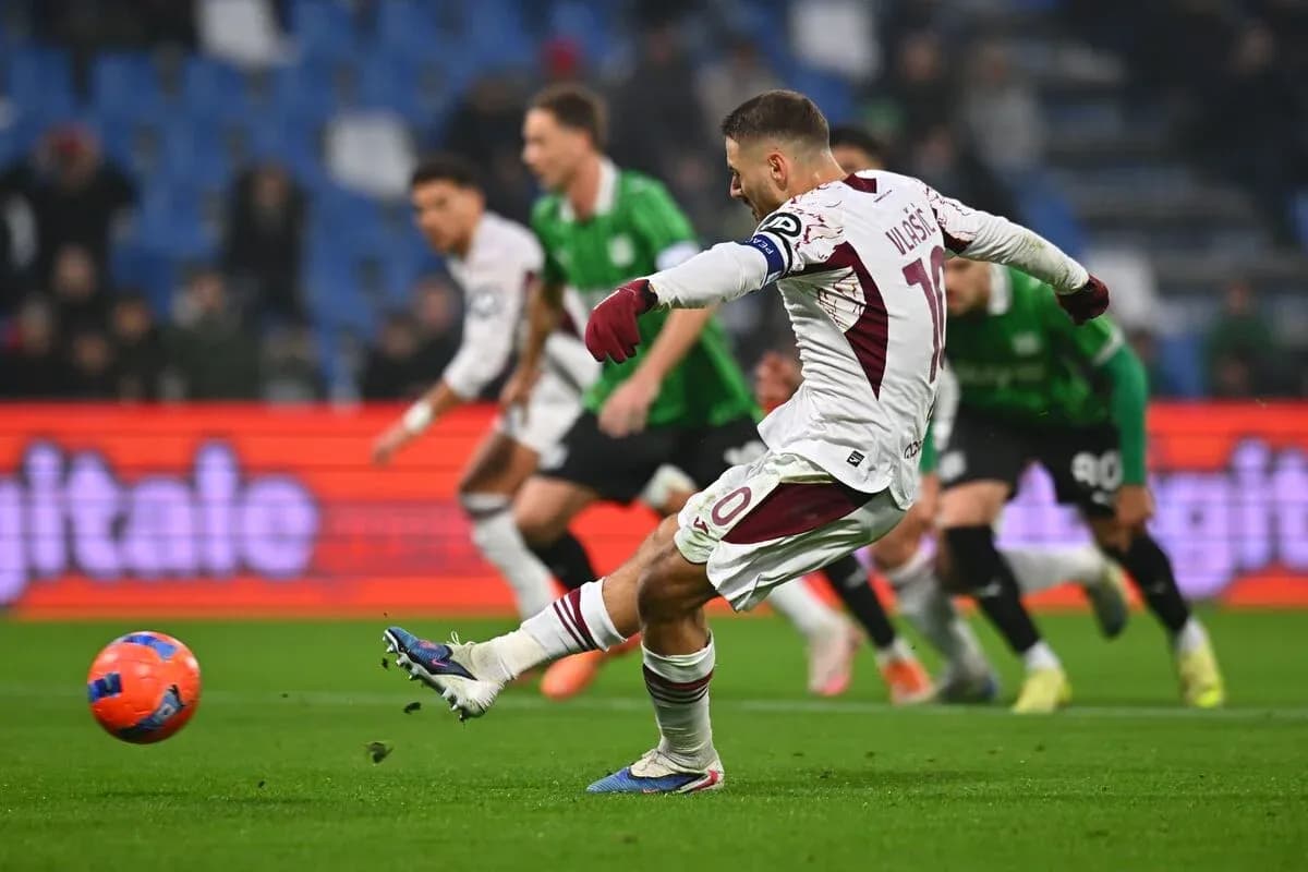 Jugador de Torino pateando un penalti
