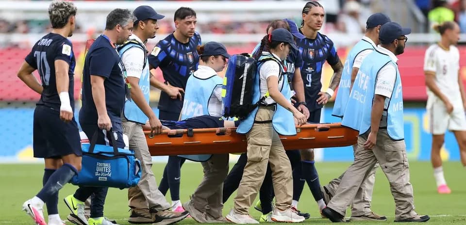 Jugadores y personal médico trasladando a un jugador lesionado