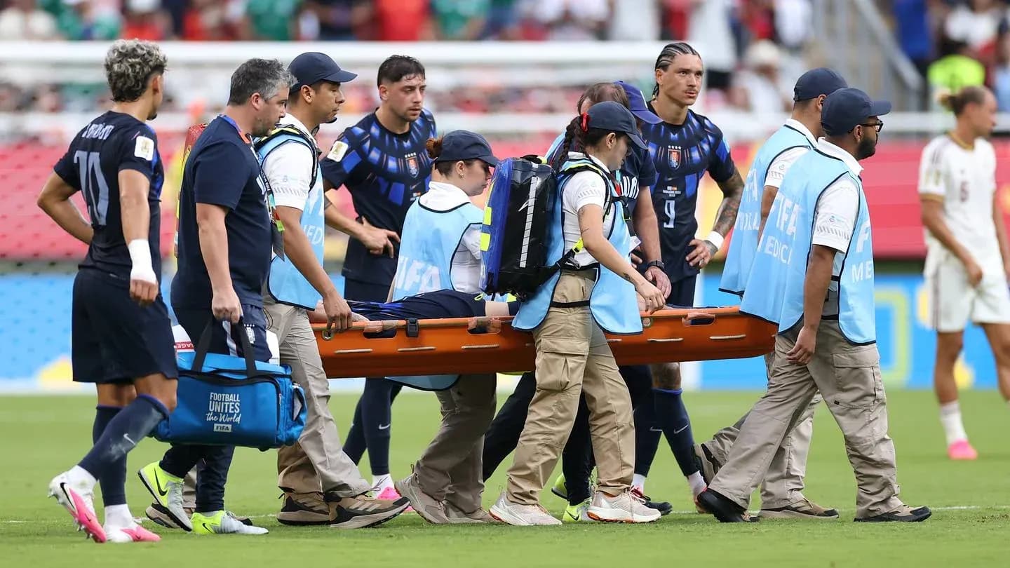 Jugadores y personal médico trasladando a un jugador lesionado