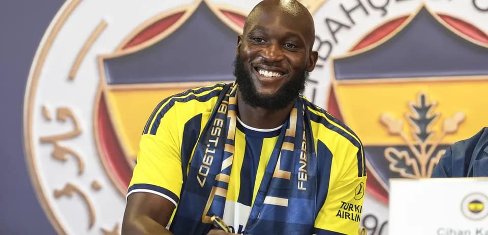 Jugador sonriendo durante la firma de contrato