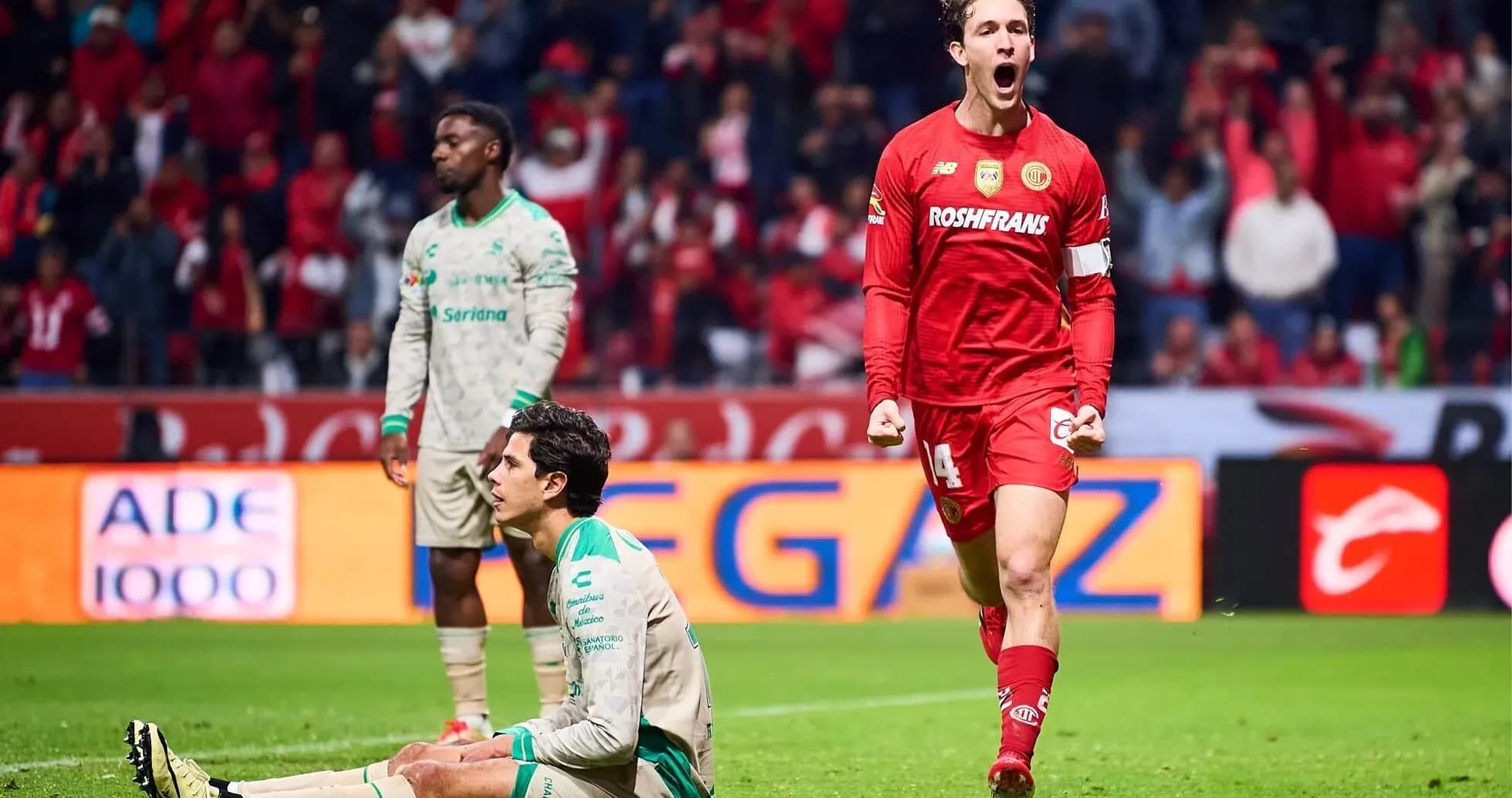 Jugador de Toluca celebra un gol en el partido