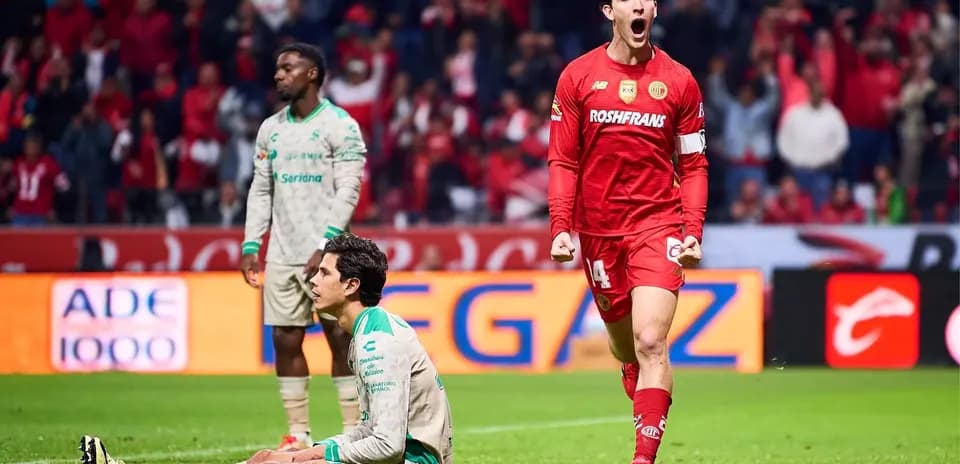 Jugador de Toluca celebra un gol en el partido