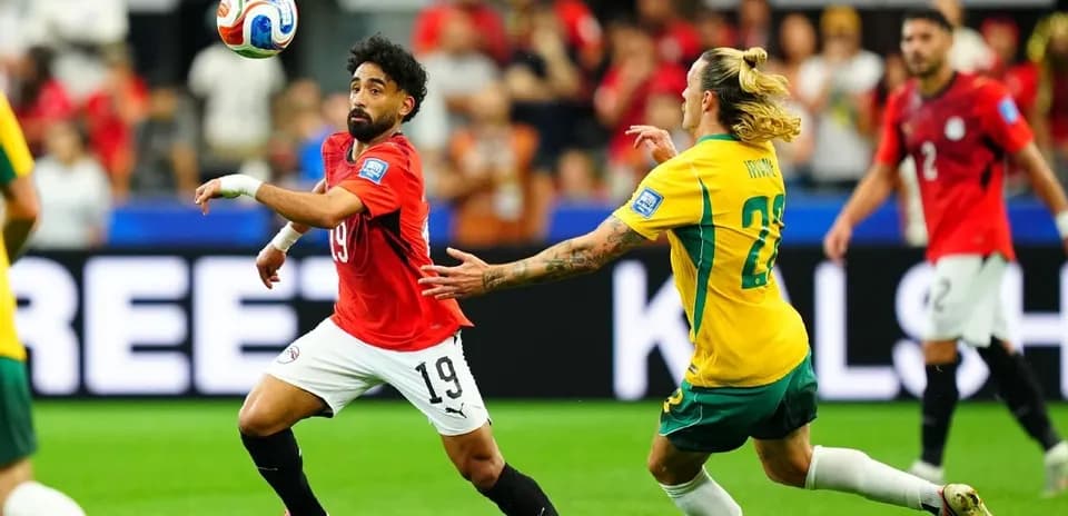Jugador de Egipto controla el balón en partido
