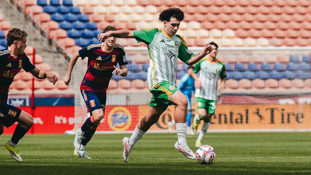 Jugador driblando durante el partido de fútbol