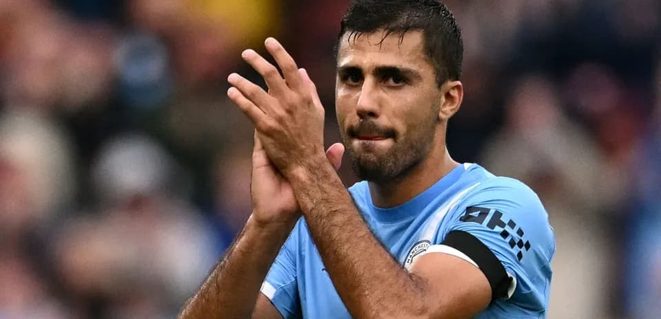 Jugador aplaudiendo a la afición después del partido