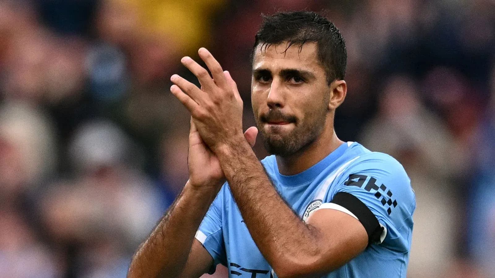 Jugador aplaudiendo a la afición después del partido
