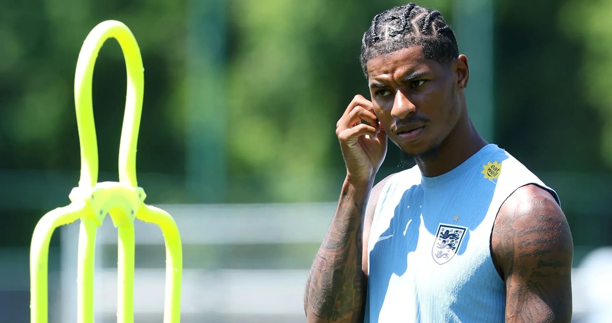 Jugador de Inglaterra en entrenamiento junto a cono