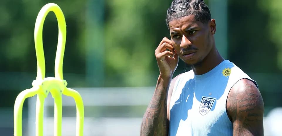 Jugador de Inglaterra en entrenamiento junto a cono