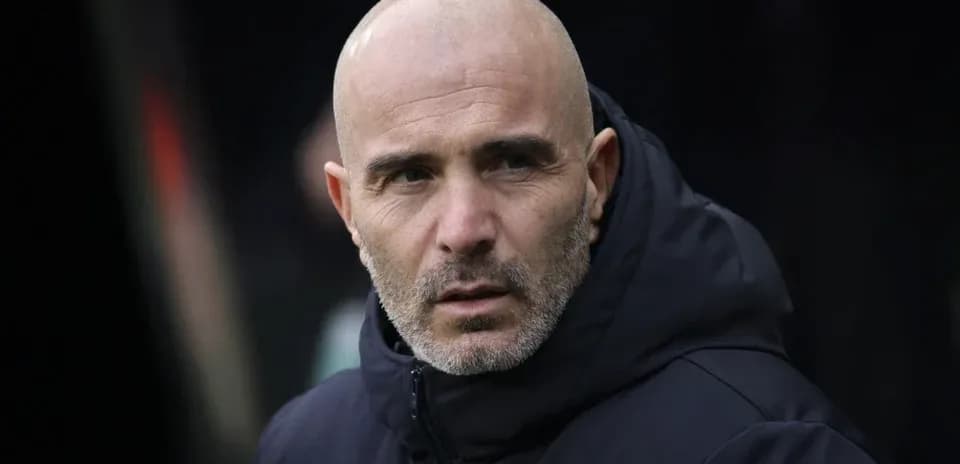Entrenador observando el partido desde la banca