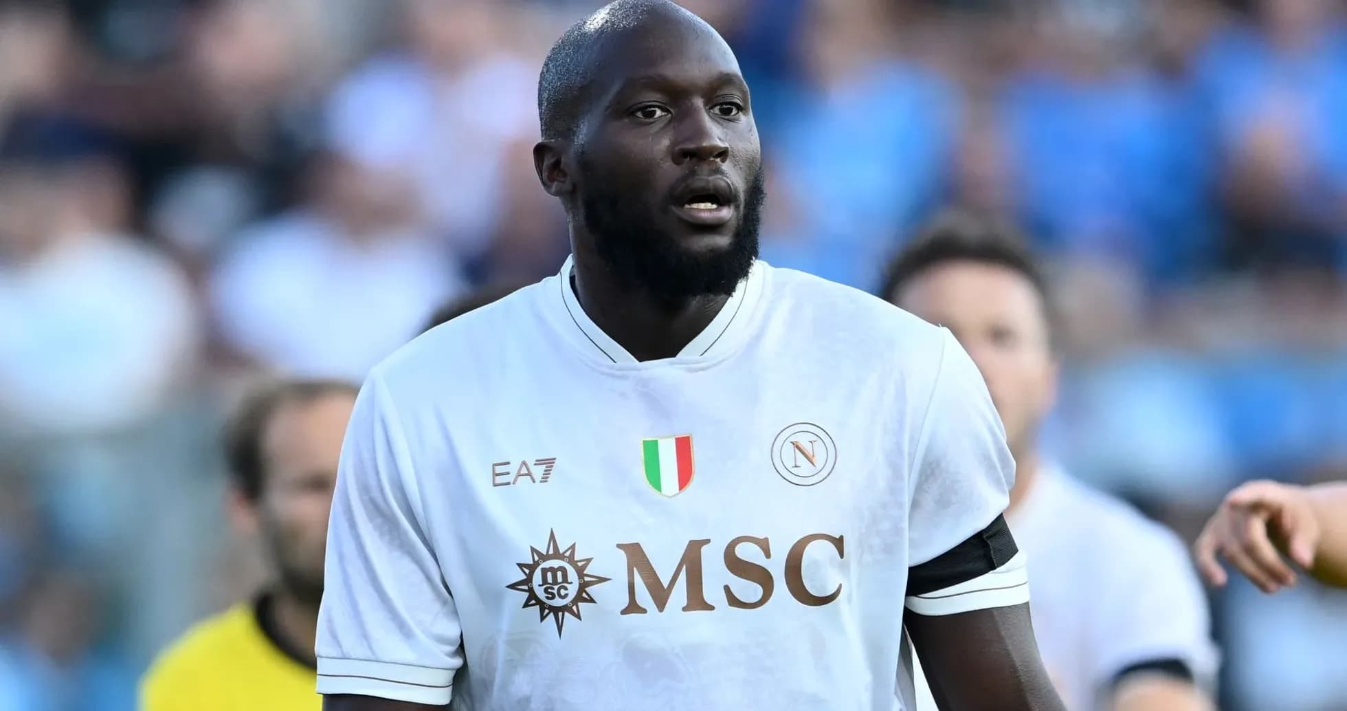 Jugador con camiseta blanca de Napoli en el campo