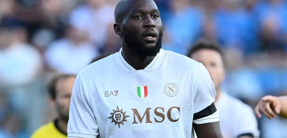 Jugador con camiseta blanca de Napoli en el campo
