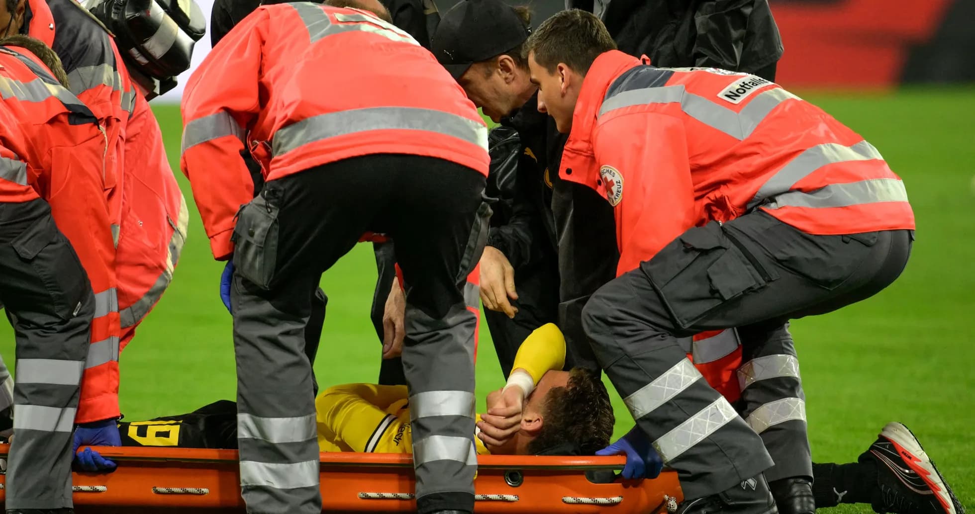 Paramédicos atendiendo a jugador lesionado en el campo