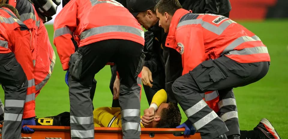 Paramédicos atendiendo a jugador lesionado en el campo