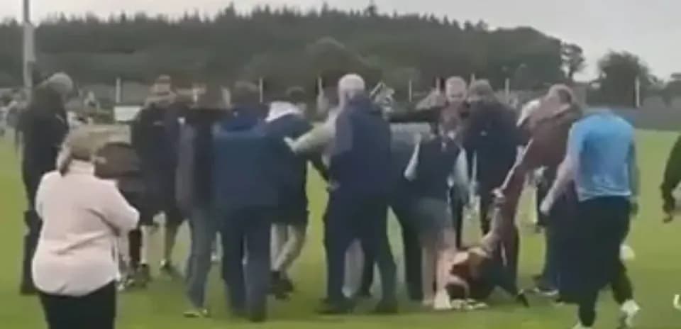Grupo de personas en el campo durante altercado