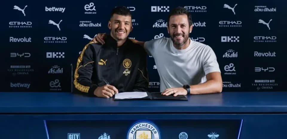Jugador firmando contrato con representante en mesa