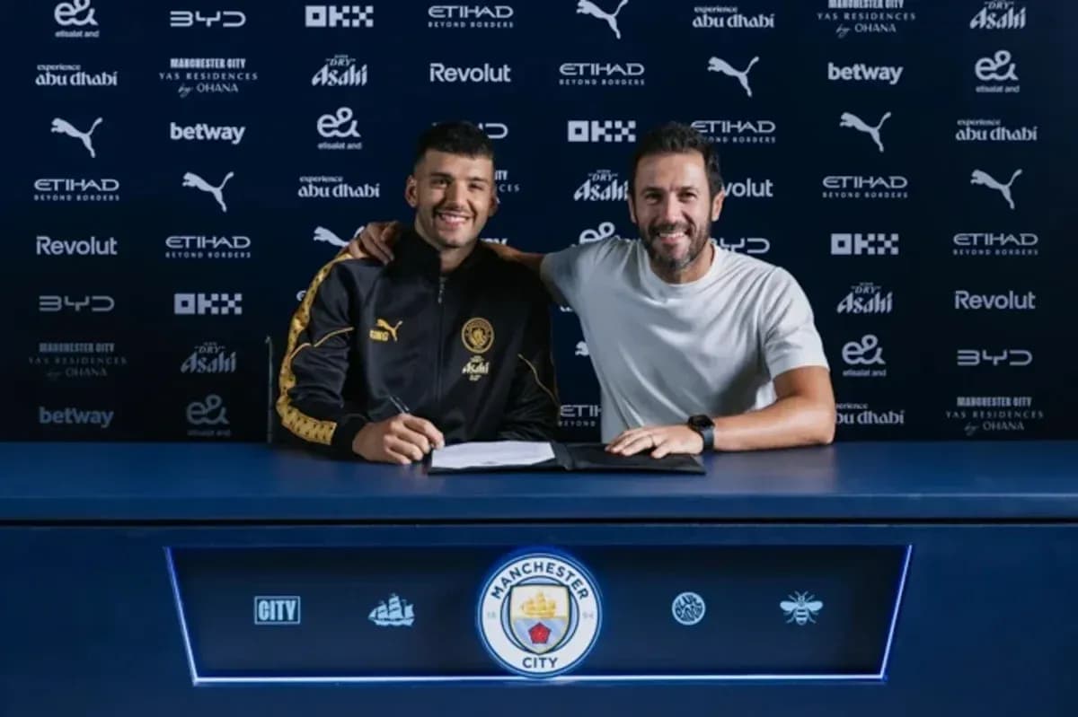 Jugador firmando contrato con representante en mesa