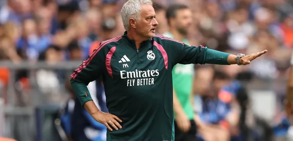 Entrenador dirigiendo desde la banda del campo