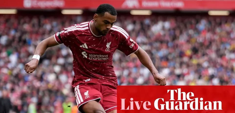 Jugador de Liverpool corriendo durante el partido