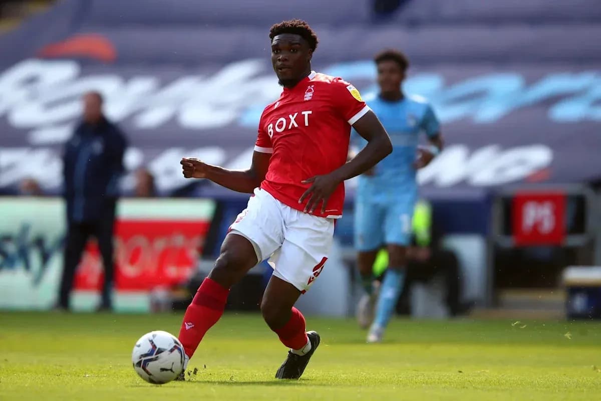 Jugador de Nottingham Forest corriendo con el balón
