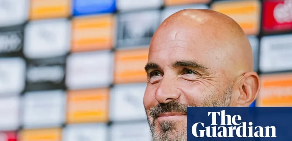 Entrenador hablando en rueda de prensa