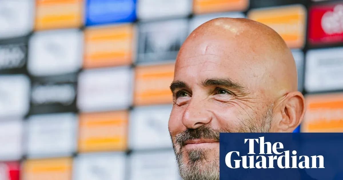 Entrenador hablando en rueda de prensa