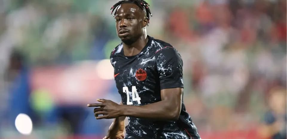Jugador de Canadá corriendo en el campo de juego