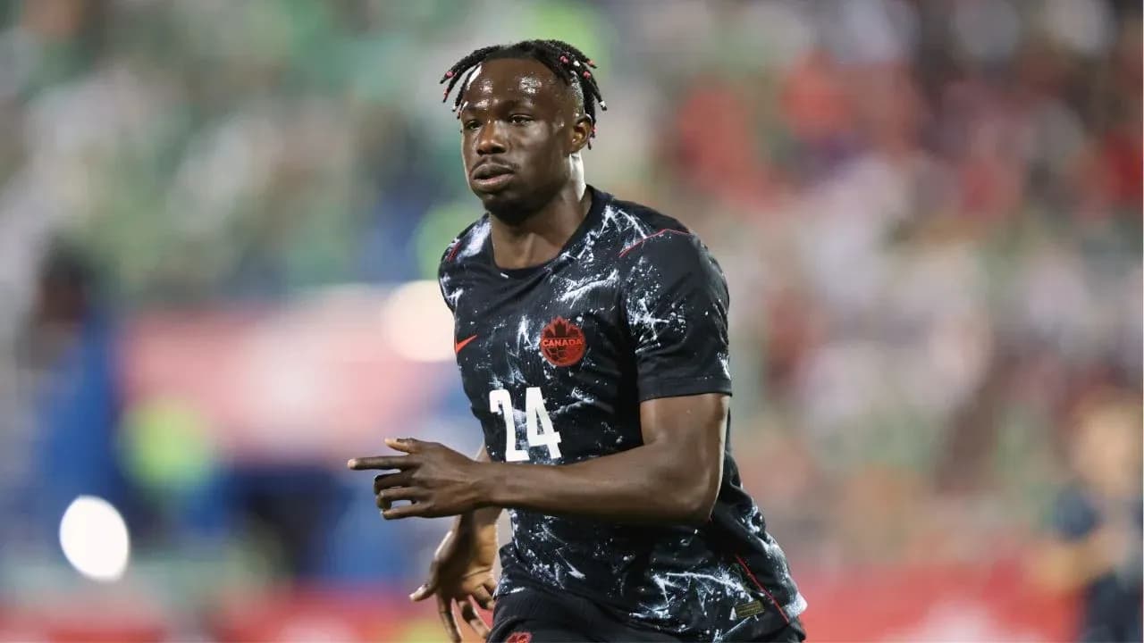 Jugador de Canadá corriendo en el campo de juego