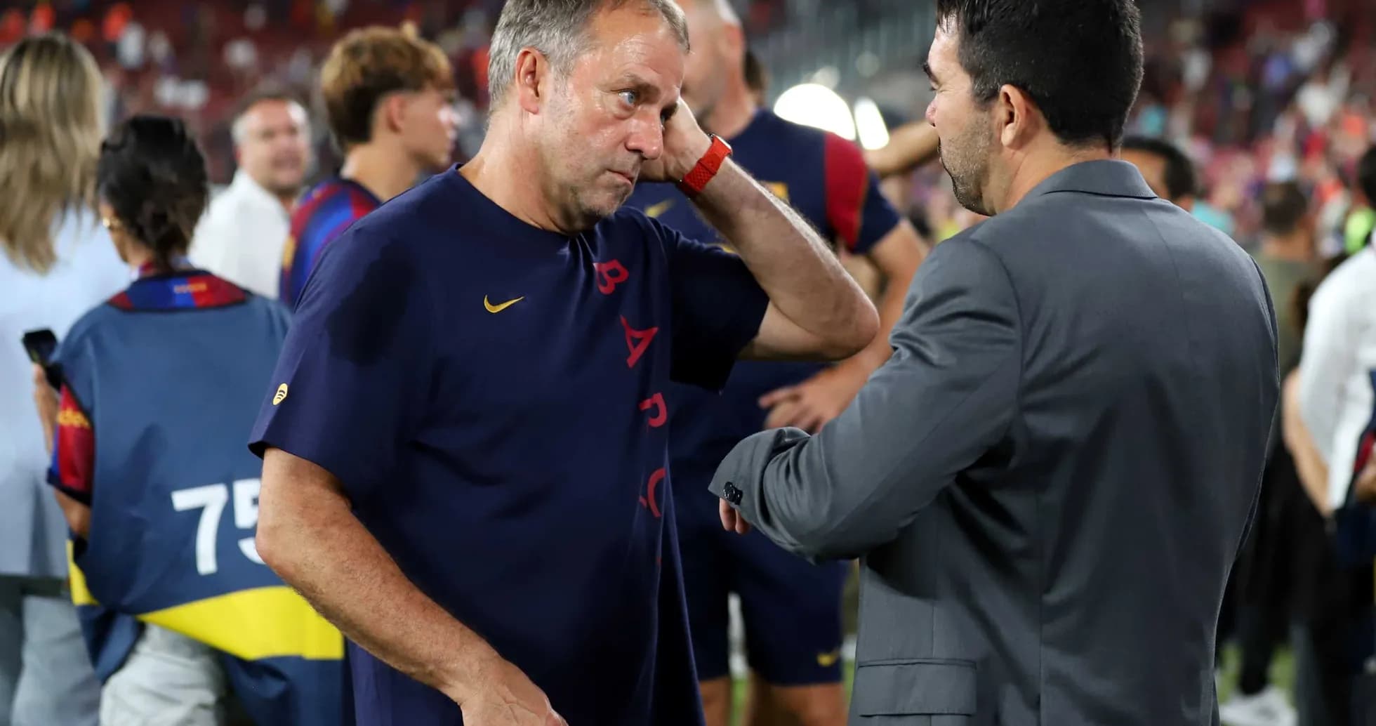 Entrenador hablando con otro staff tras el partido