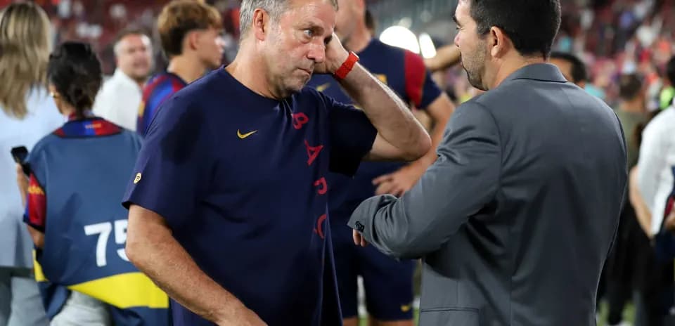Entrenador hablando con otro staff tras el partido