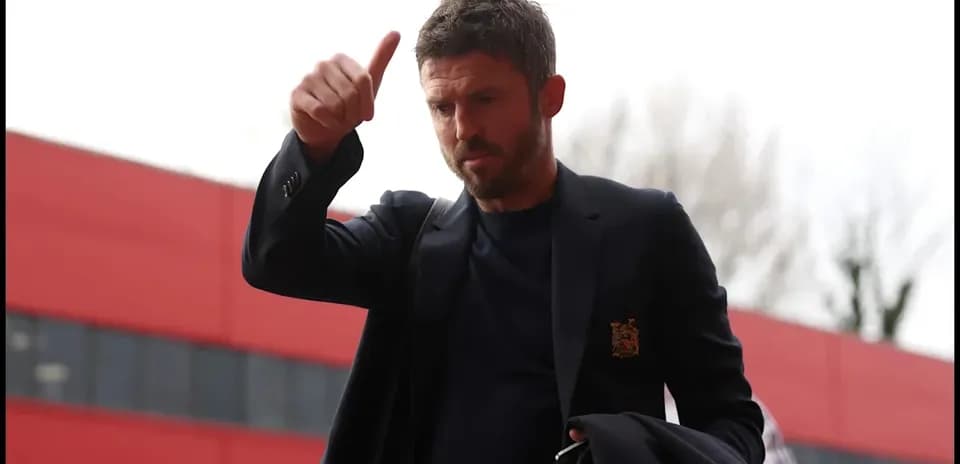 Entrenador saludando con el pulgar hacia arriba