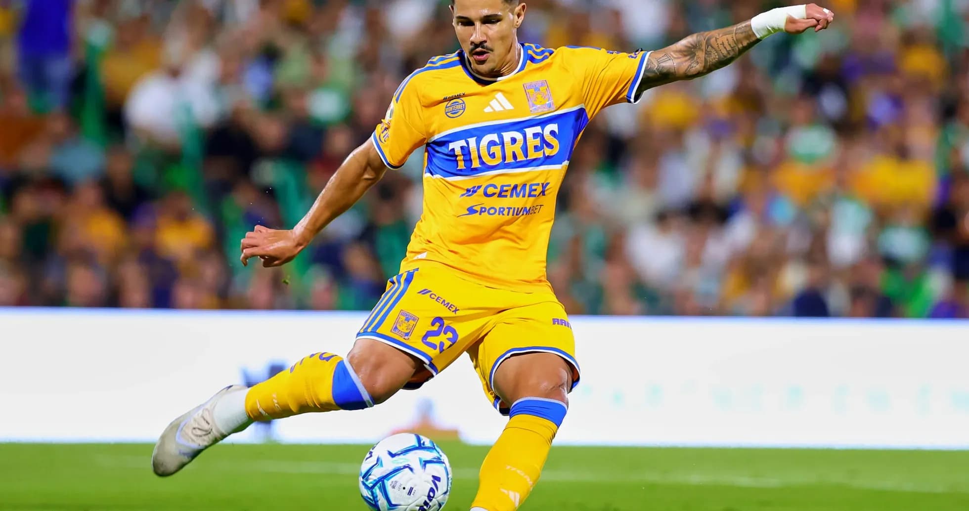 Jugador de Tigres UANL en acción durante el partido