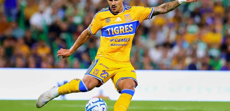 Jugador de Tigres UANL en acción durante el partido