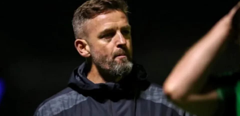 Entrenador observando durante una sesión de entrenamiento