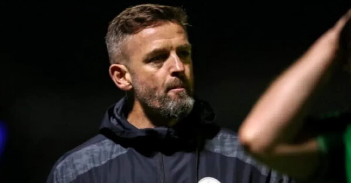 Entrenador observando durante una sesión de entrenamiento