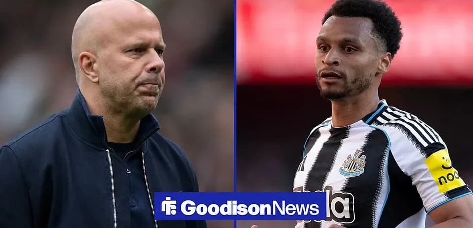 Entrenador y jugador durante un partido de fútbol