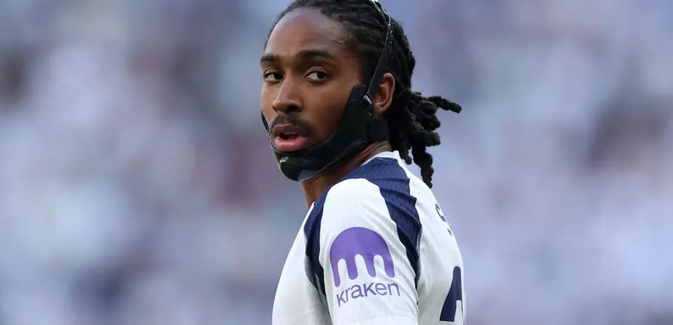 Jugador con máscara en el campo durante partido