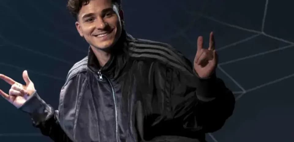Joven posando con chaqueta deportiva y gestos
